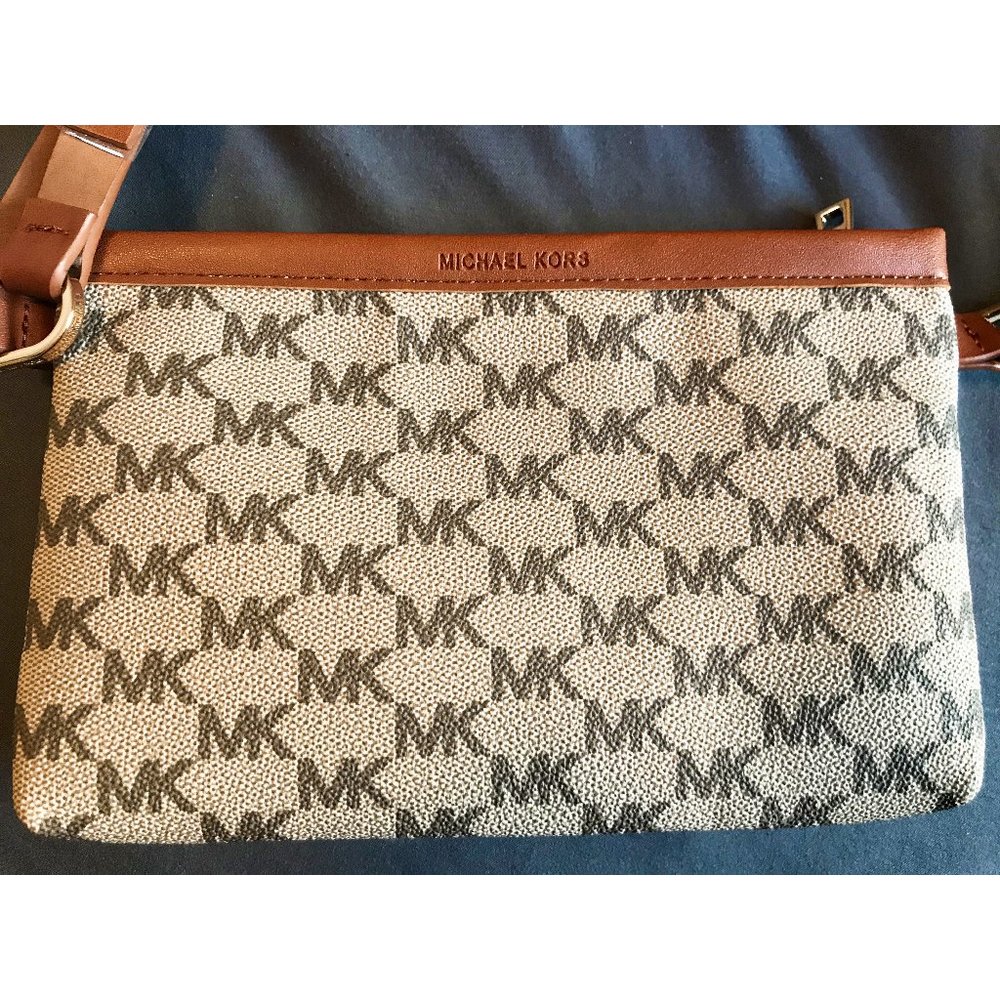 Small Michael Kors Logo Handbag - NEVER CARRIED
